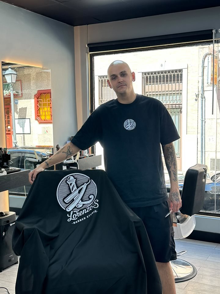 Carlos, barbero de Lorenzo's Barber Studio, en su puesto de trabajo